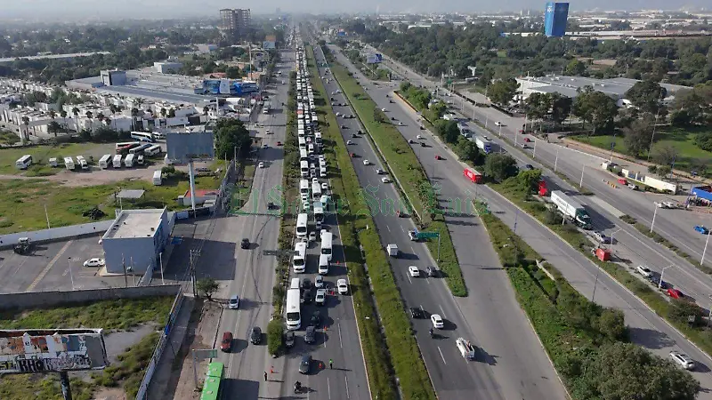 choque entre camioneta y un tráiler